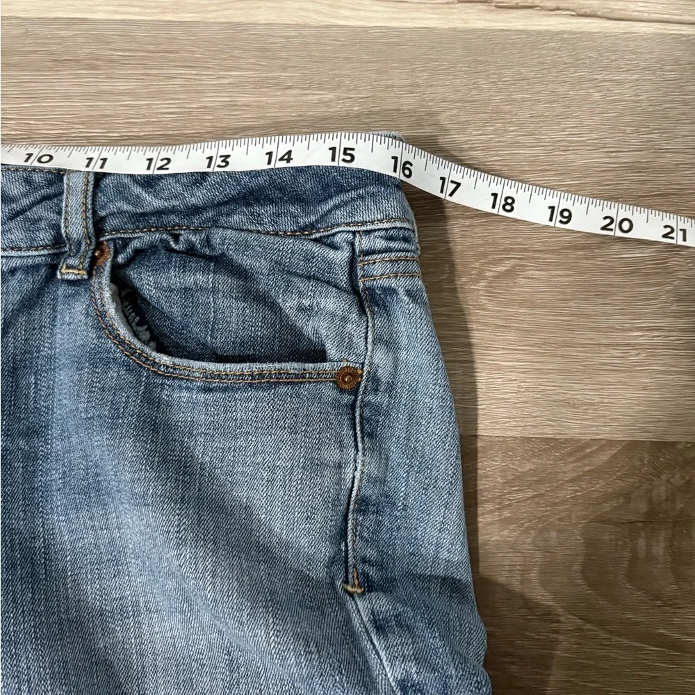 American Eagle Women’s Light Wash straight/ slim leg blue jeans. Size 8 short.